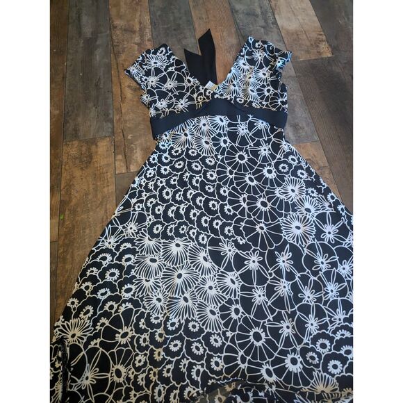 Maggy London Black & White Floral Print Dress - Size 8 - Picture 3 of 4